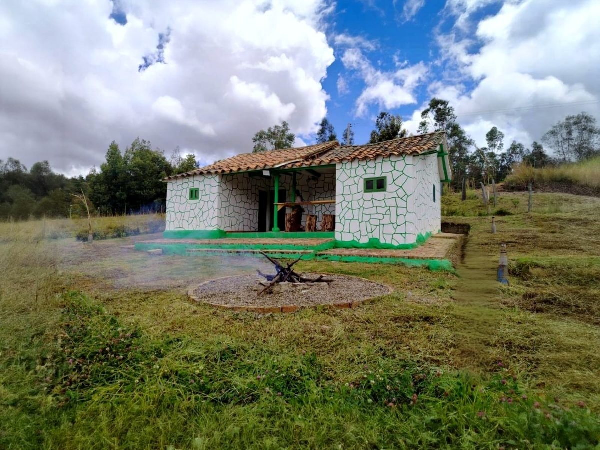 Casa Encanto, casa campesina blanca con carpintería verde sobre la pradera de Pesca, Boyacá