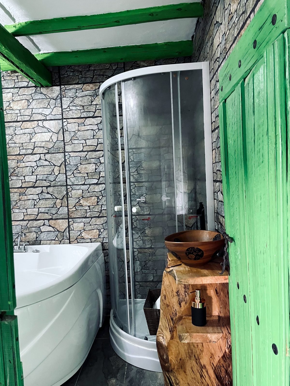 Jacuzzi y ducha de la Casa Encanto