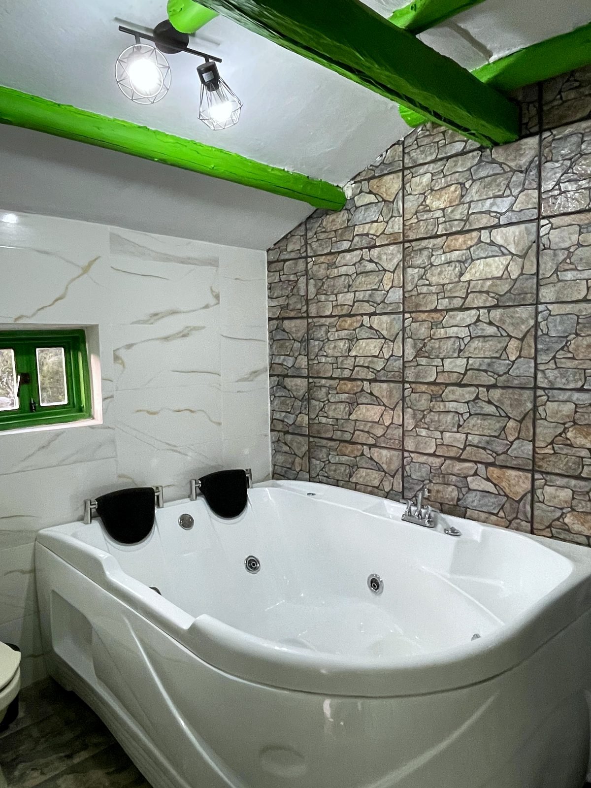 Jacuzzi de la Casa Encanto en el baño de piedra