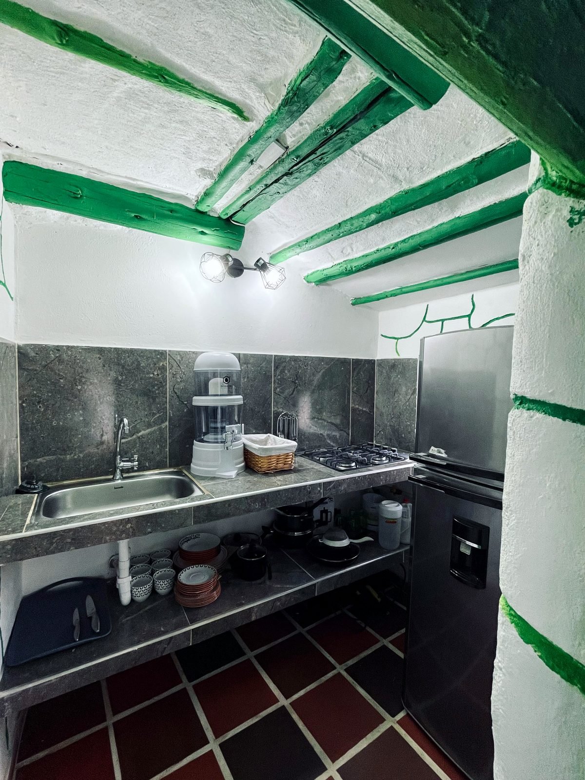 Cocina completa con nevera de la Casa Encanto