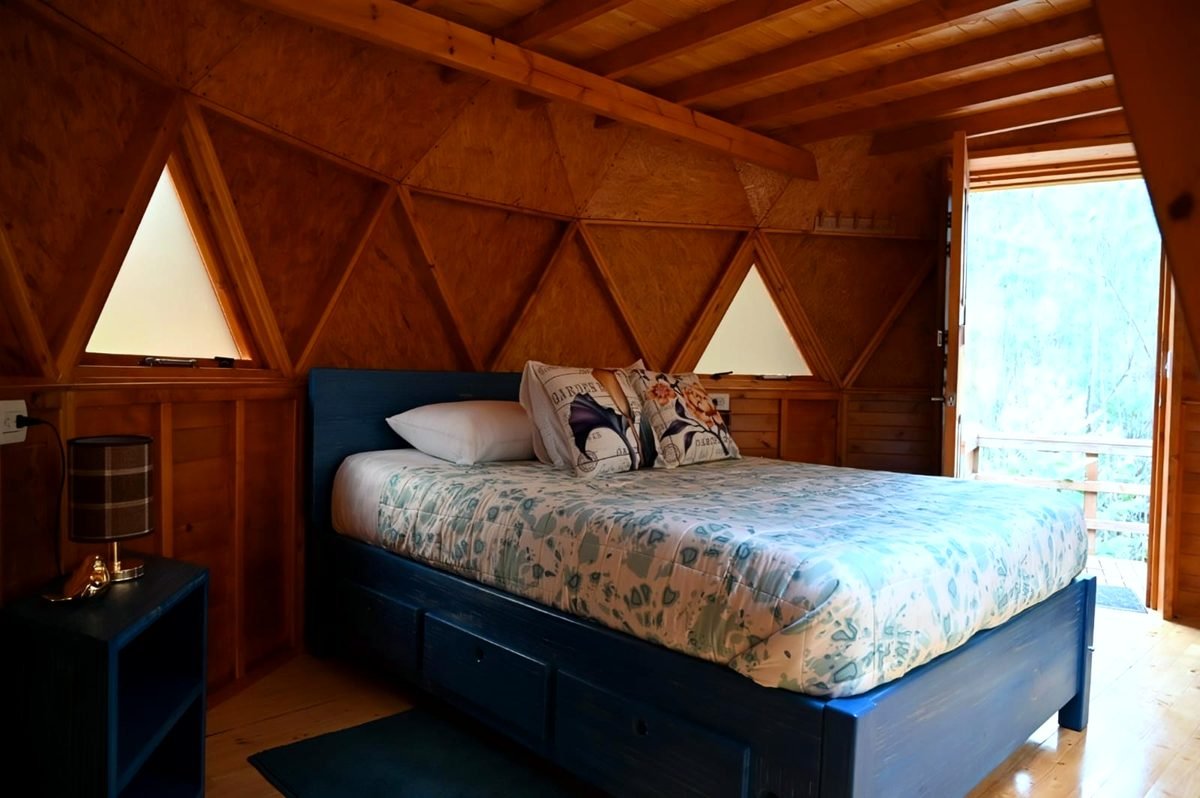Cama doble del Domo Calar Alto bajo la cúpula de madera