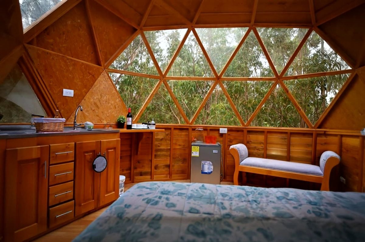 Interior del Domo Calar Alto con cocina y zona de descanso