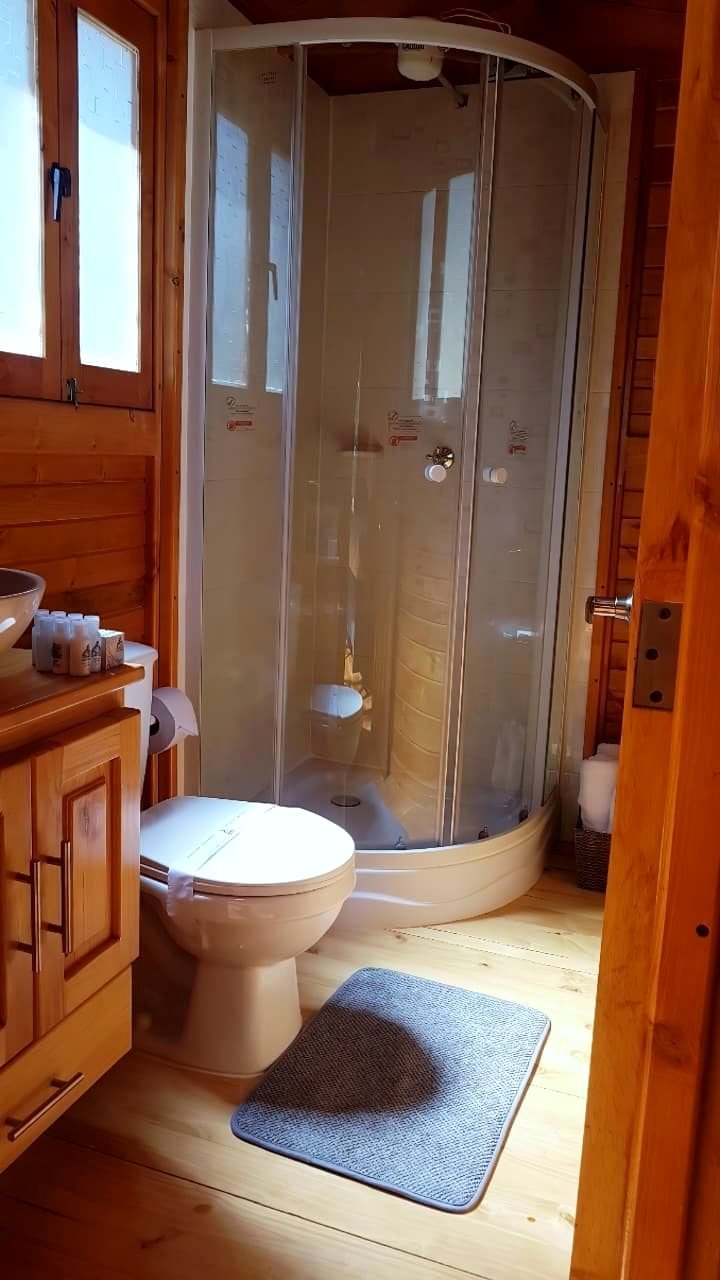 Baño privado con ducha eléctrica del Domo Calar Alto