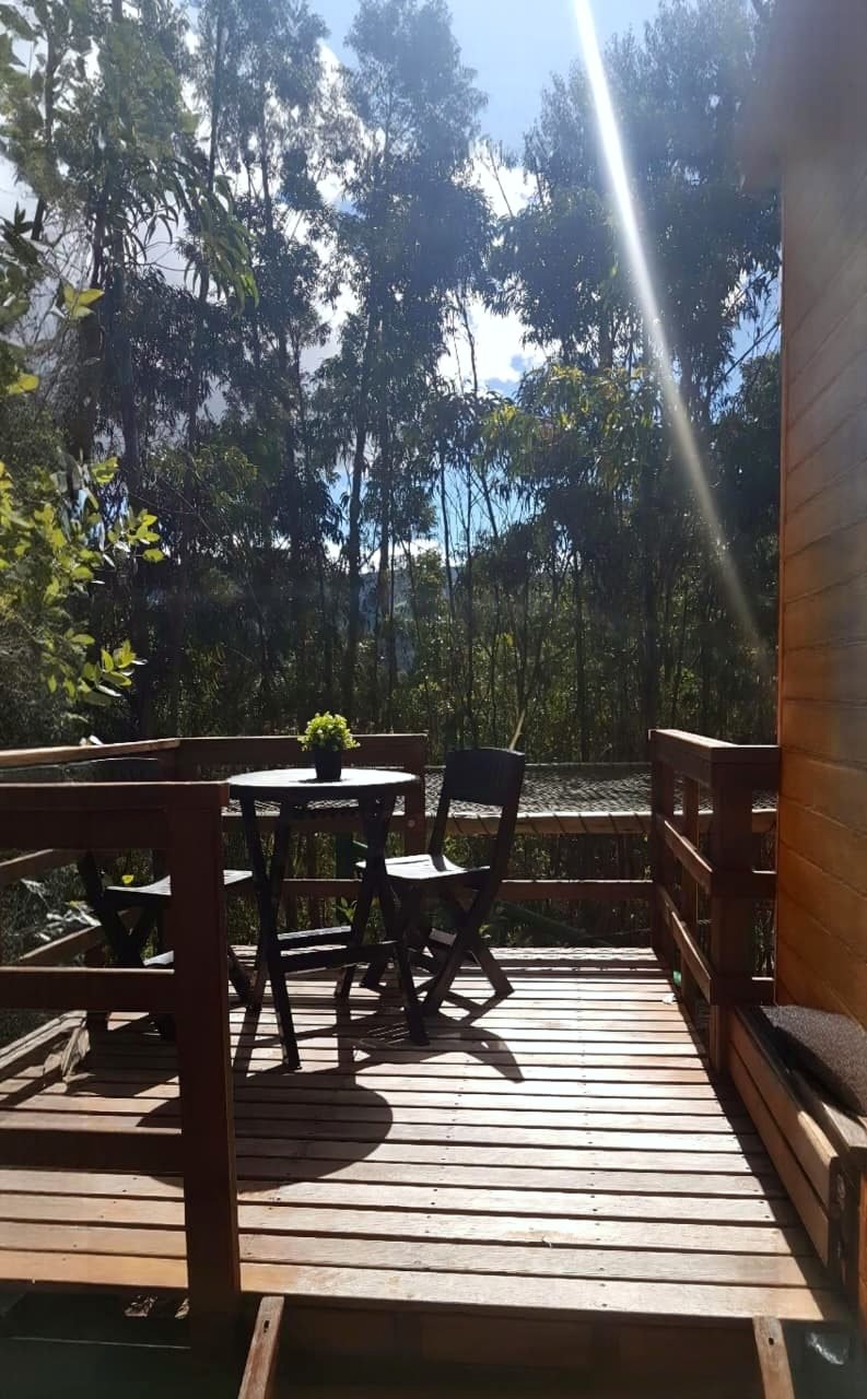 Terraza del Domo Calar Alto con mesa y sillas