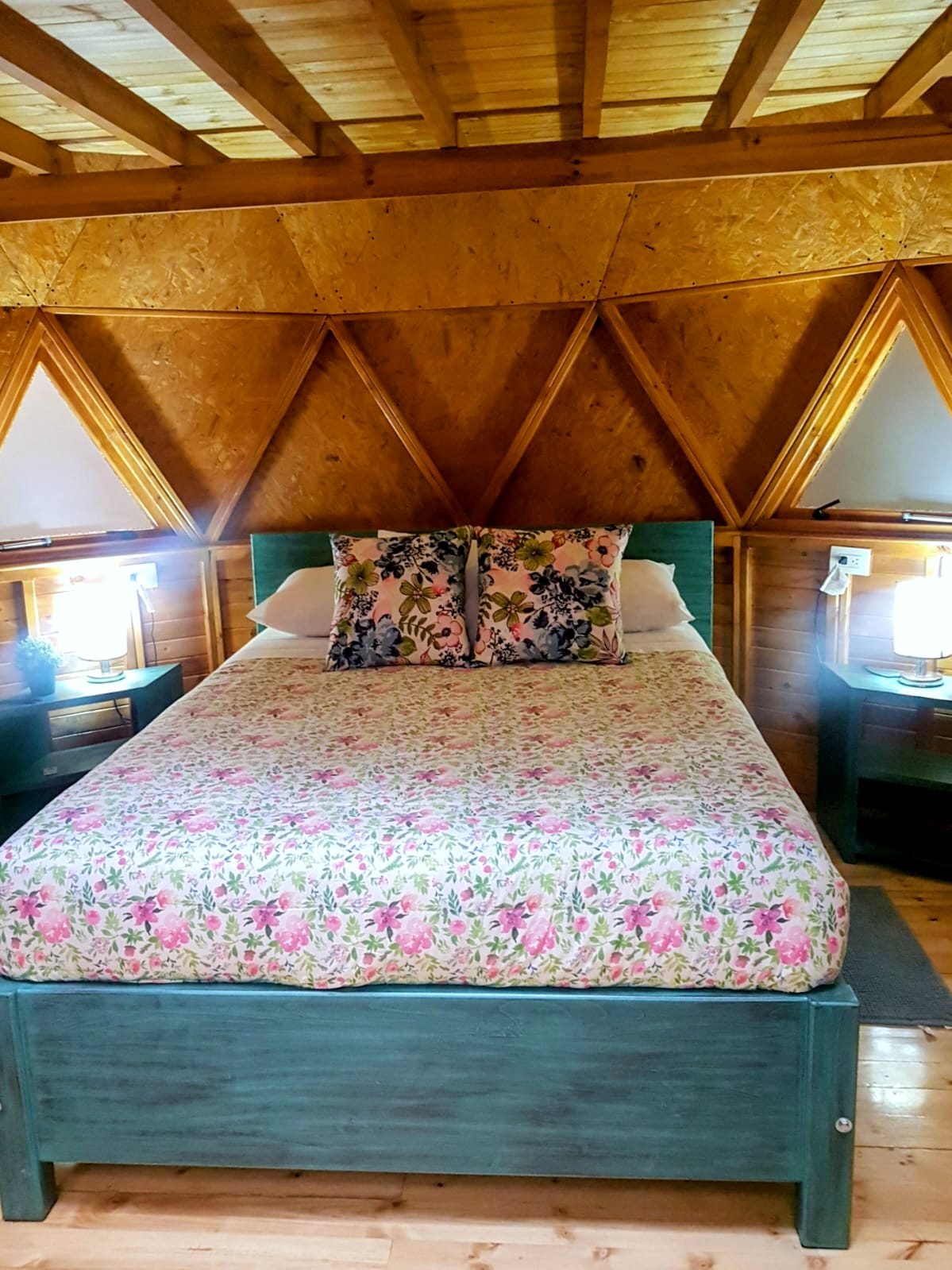 Cama doble del Domo Col Loze bajo la cúpula geodésica de madera