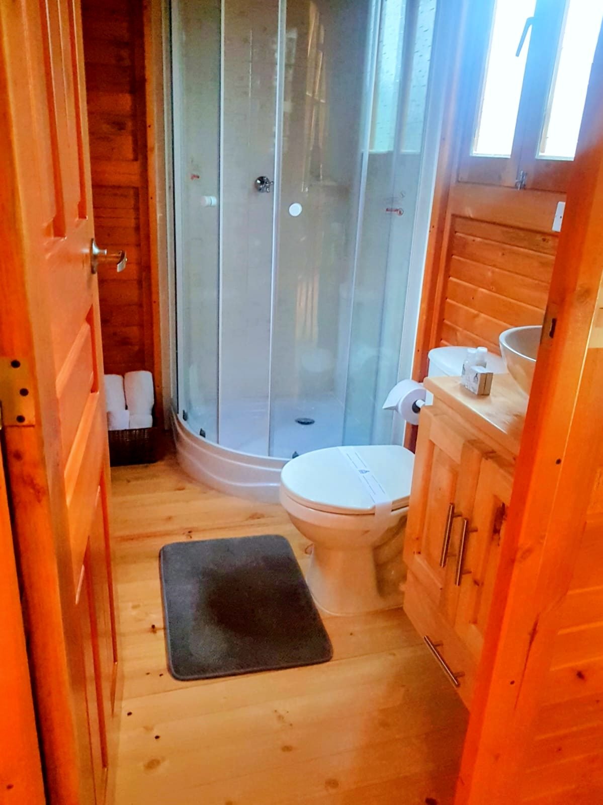 Baño privado con ducha eléctrica del Domo Col Loze