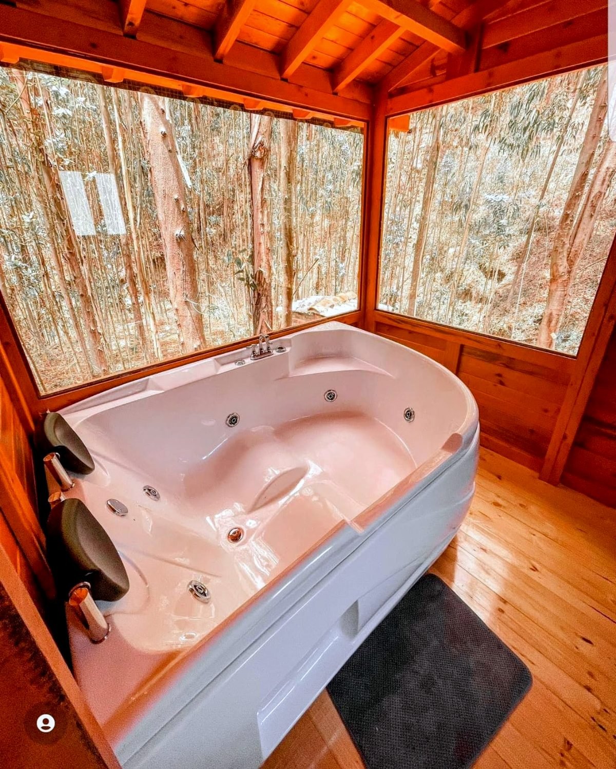 Jacuzzi privado del Domo Col Loze visto desde la entrada