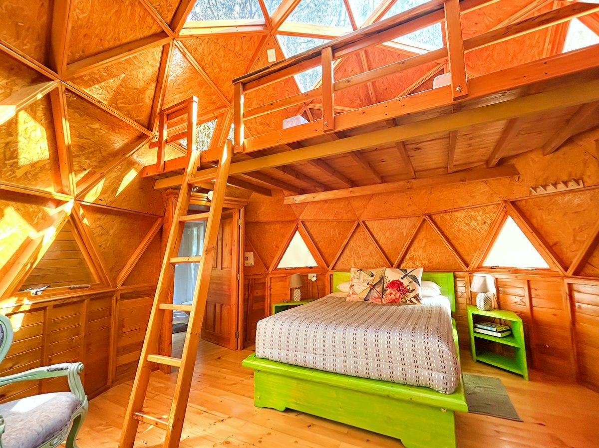 Interior del Domo Gamoniteiru con la cúpula geodésica iluminada