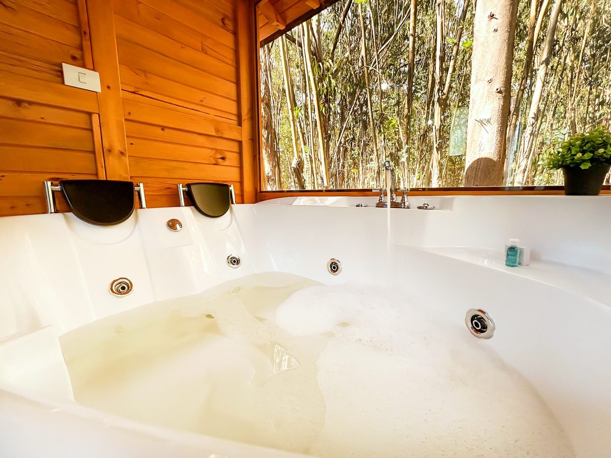Jacuzzi lleno del Domo Gamoniteiru junto al ventanal