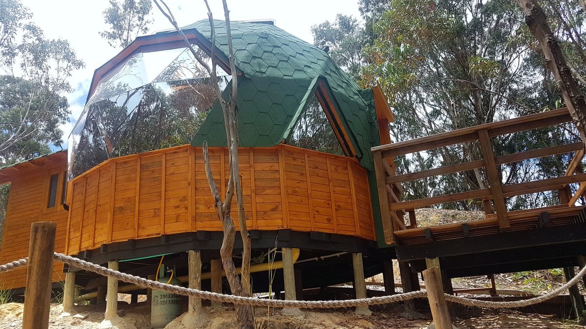 Domo geodésico sobre pilotes con terraza en el bosque de Pesca, Boyacá