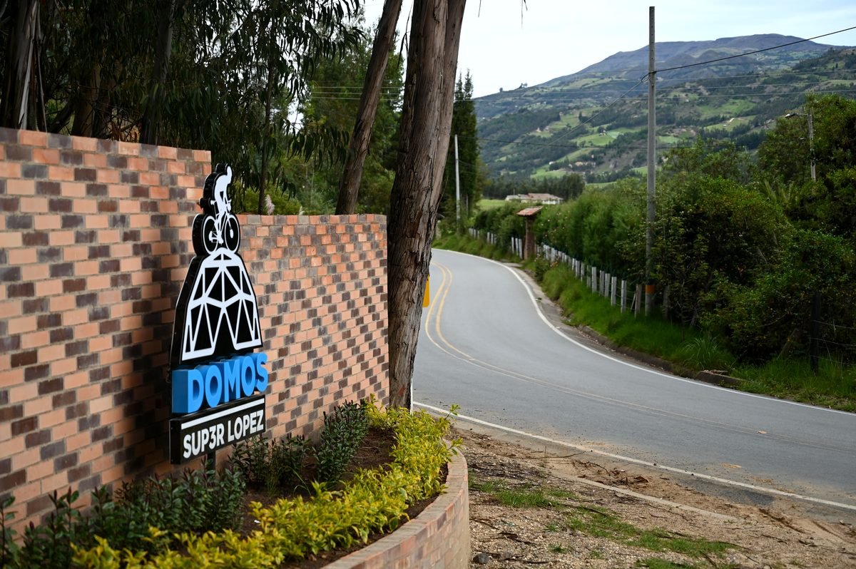 La vía de acceso al glamping con el valle de Pesca al fondo
