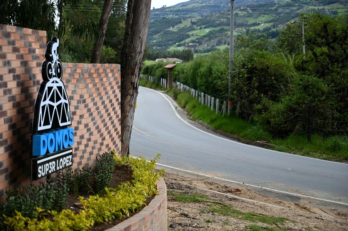 Curva de la carretera junto a la entrada de Domos Sup3r López