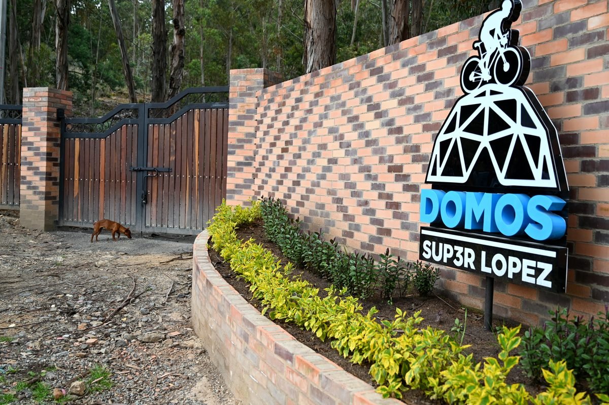 Entrada de Domos Sup3r López con el logo del ciclista sobre la cúpula geodésica en el muro
