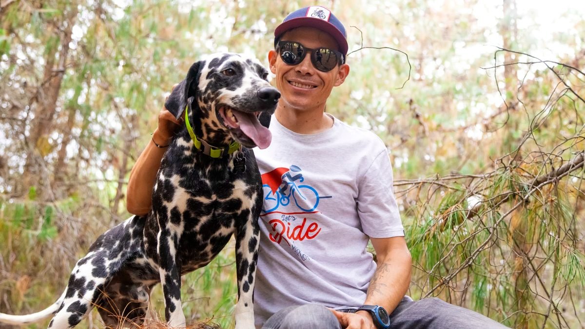 Ciclista con su perro dálmata en el bosque de Domos Sup3r López, en Pesca, Boyacá
